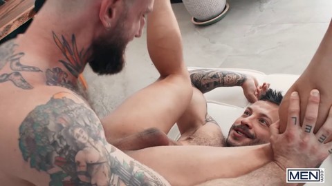 Il tatuato Troy Daniels allarga ampiamente il buco di John Brachalli mentre lo scopa in posizione doggy style.