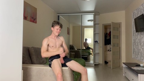 Un ragazzo fantastico riceve soldi da papà per divertirsi da solo con il suo grande pene non circonciso.