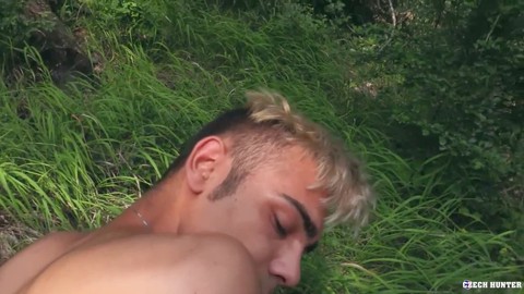 Stud disordinato con capelli colorati viene sbattuto fuori